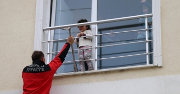 Pencereyle korkuluk arasında sıkışan çocuk kurtarıldı